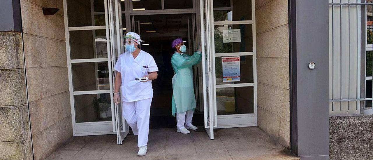 Personal del centro de salud, en mayo saliendo a realizar un sintrom a un paciente en un coche.