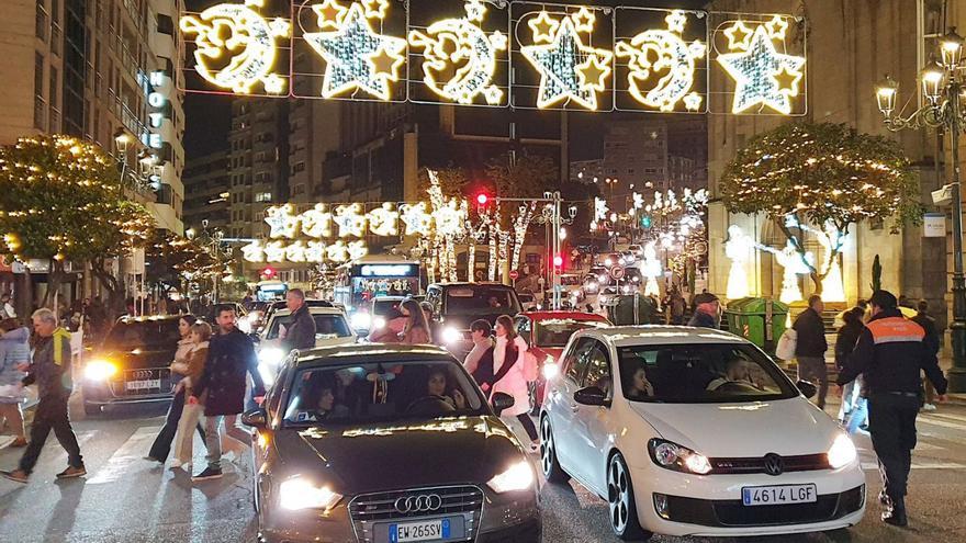 Atascos en García Barbón para ver las luces de Navidad durante el fin de semana.