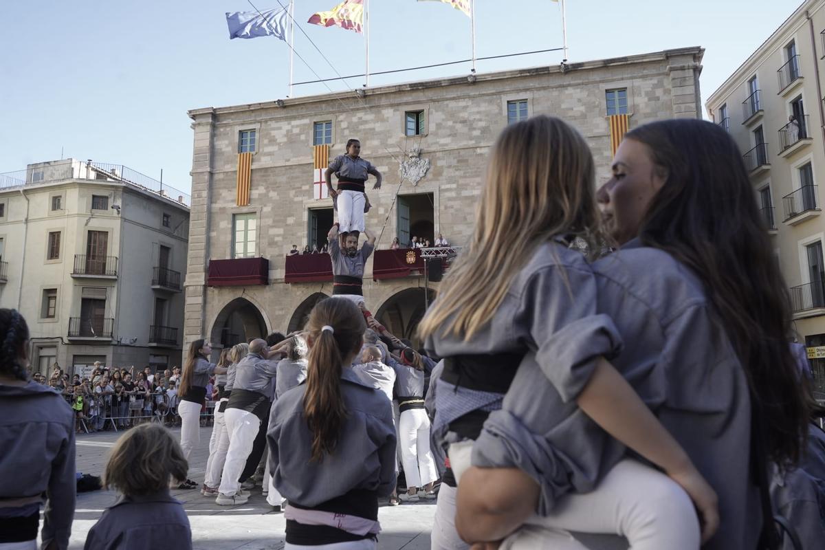Un dels pìlars dels Tirallongues a l'inici de la cercavila
