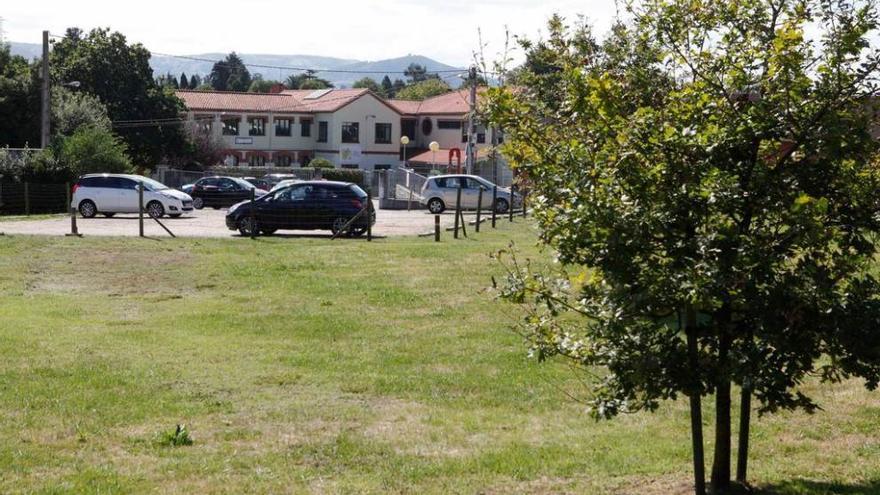 Espacio verde en las inmediaciones del colegio público de Cabueñes.