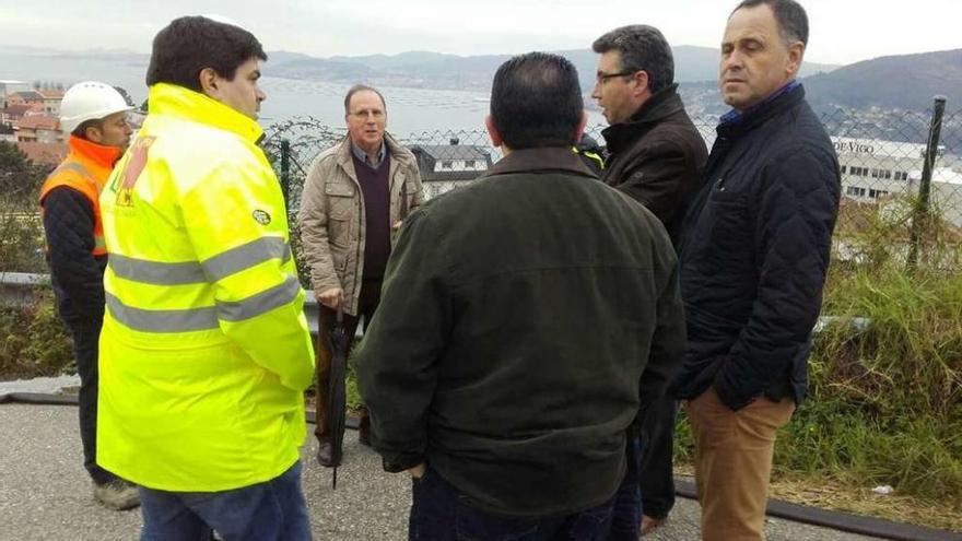 Javier Bas y el edil de Interior, Arturo González (d.), ayer, visitan la zona afectada por el derrumbe. // FdV