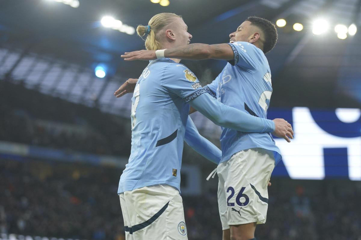 Haaland y Savinho celebran uno de los cuatro goles del City.