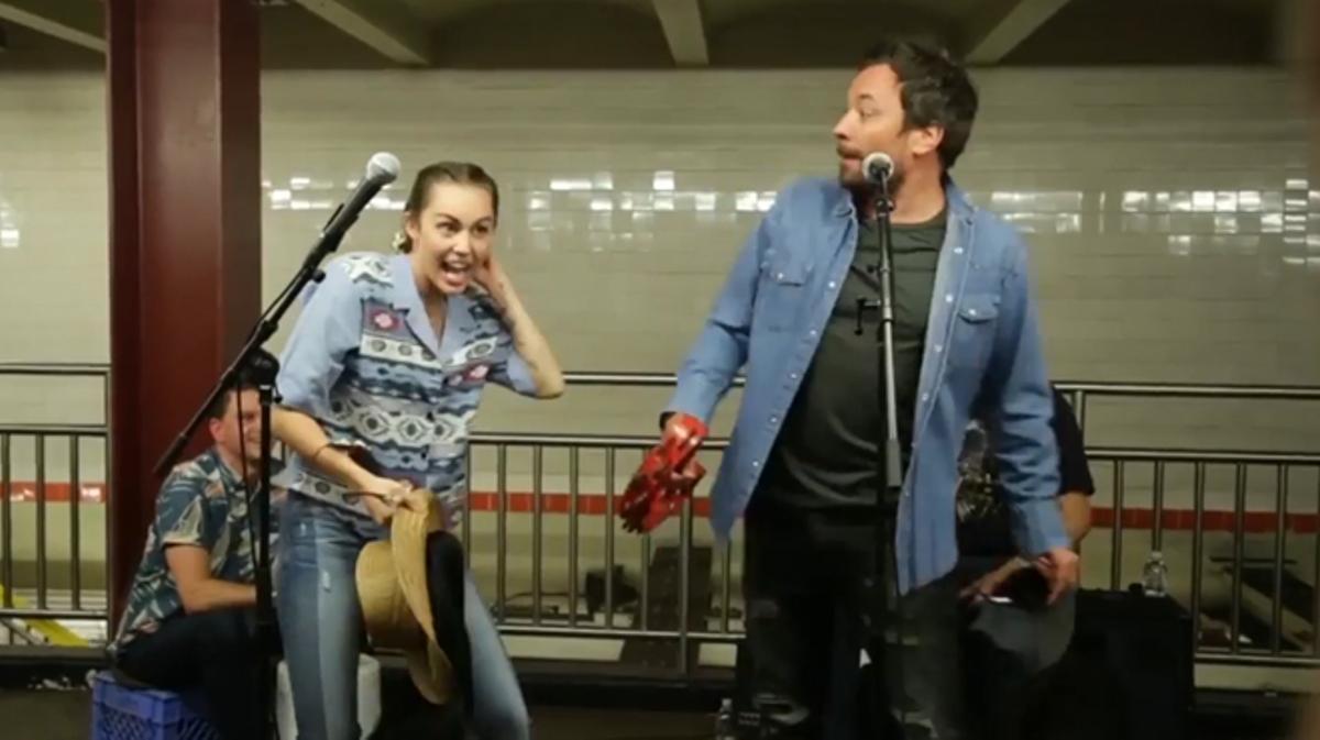 Miley Cyrus i Jimmy Fallon actuen per sorpresa al metro de Nova York.
