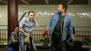 Miley Cyrus i Jimmy Fallon actuen per sorpresa al metro de Nova York.