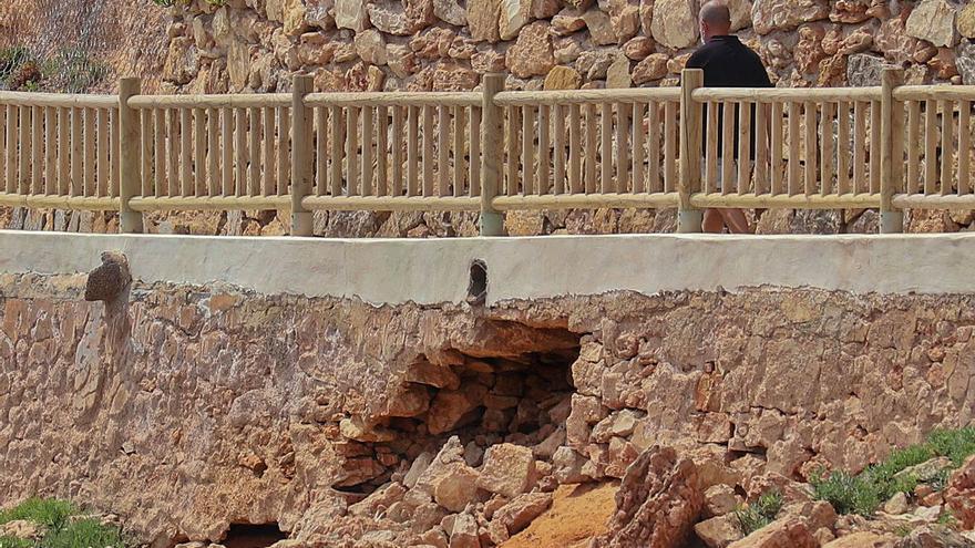 Orihuela estudia la inestabilidad de los terrenos de la Costa tras los últimos derrumbes en paseos