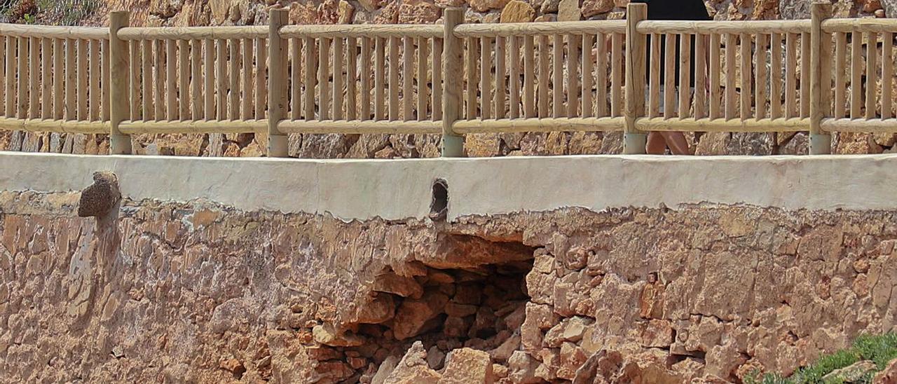 Uno de los boquetes abiertos hace unos días en el paseo marítimo, en la zona de Cabo Roig. | TONY SEVILLA