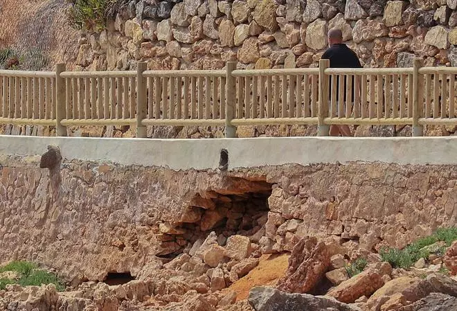 Orihuela estudia la inestabilidad de los terrenos de la Costa tras los últimos derrumbes en paseos