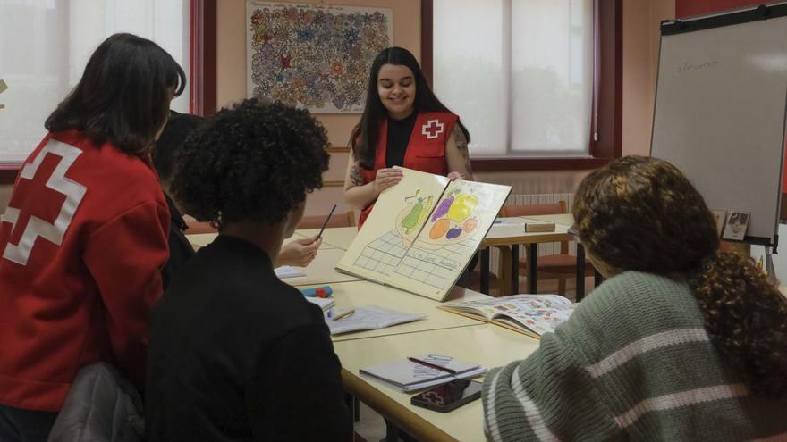 Alumnos brasileños atienden las explicaciones de la voluntaria, Raquel Rodríguez, en una clase.