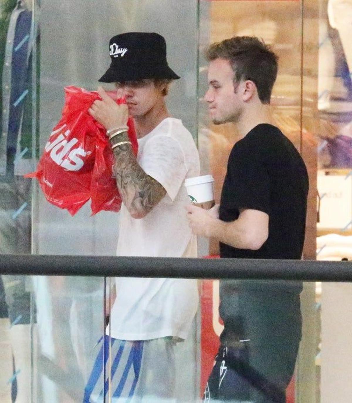 Justin Bieber intenta taparse con la bolsa roja