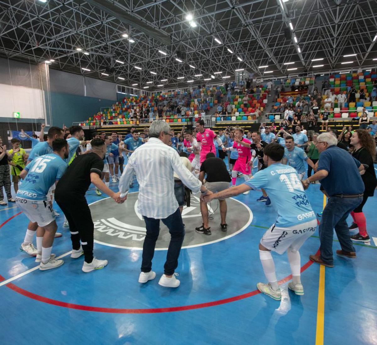 Gran celebración junto a la afición celeste en el pabellón de sa Blanca Dona | VICENT MARÍ