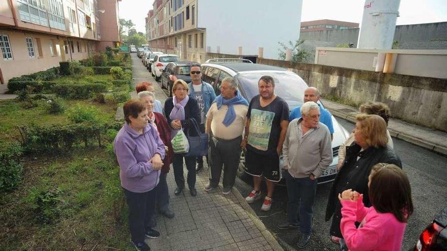 Vecinos de la calle Almirante Fontán, en Vilaxoán, ayer por la tarde. // Iñaki Abella