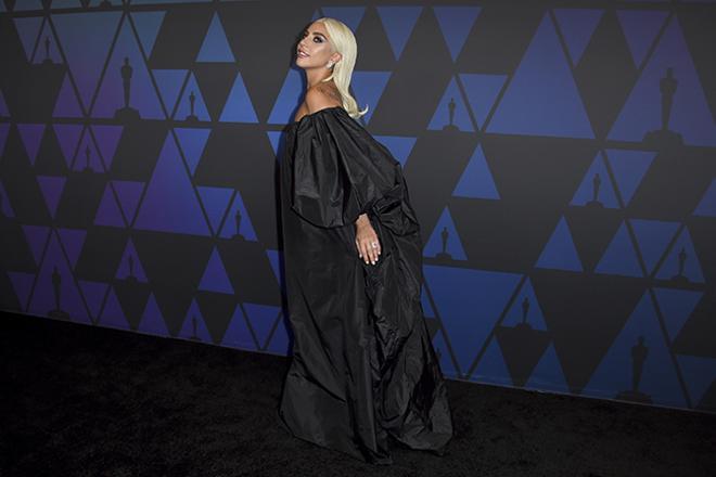 Lady Gaga con vestido carpa negro