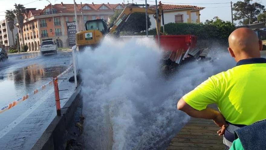 Un géiser por avería inunda el acceso a Baiona por Santa Marta