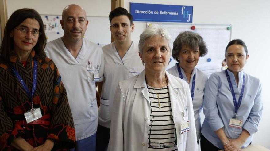 Por la izquierda, Laura García, Iván Cueva, Iván Espada, Marlén García, Flor Fernández y Cristina Pérez, ayer, en el despacho de la directora de Enfermería del Hospital de Jove. | ÁNGEL GONZÁLEZ