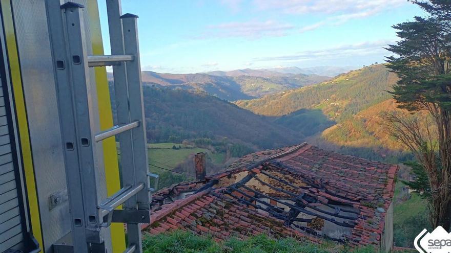 El techo calcinado de la vivienda, ayer, tras la revisión del incendio.  | SEPA