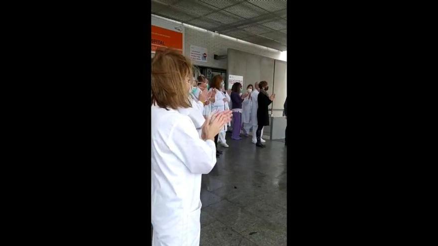 Coronavirus en Murcia: Aplausos mutuos entre personal sanitario y fuerzas de emergencia en el Hospital Comarcal Virgen del Castillo de Yecla