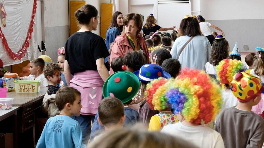 CEIP Silleda le dice adiós al curso entre circo y juegos. El AMPA Raparig@s del CEIP Silleda organizó ayer la despedida del curso 2024-25 con una jornada de juegos, circo y actividades para los más pequeños. El colegió transformó el pabellón municipal Cesar Fares en un espacio circense, en donde realizaron actividades relacionadas con el mundo del circo, como manualidades, malabares e incluso una yincana, entre otros. También disfrutaron de la actuación de Fredi Muíño, con su espectáculo Circanelo. | BERNABÉ