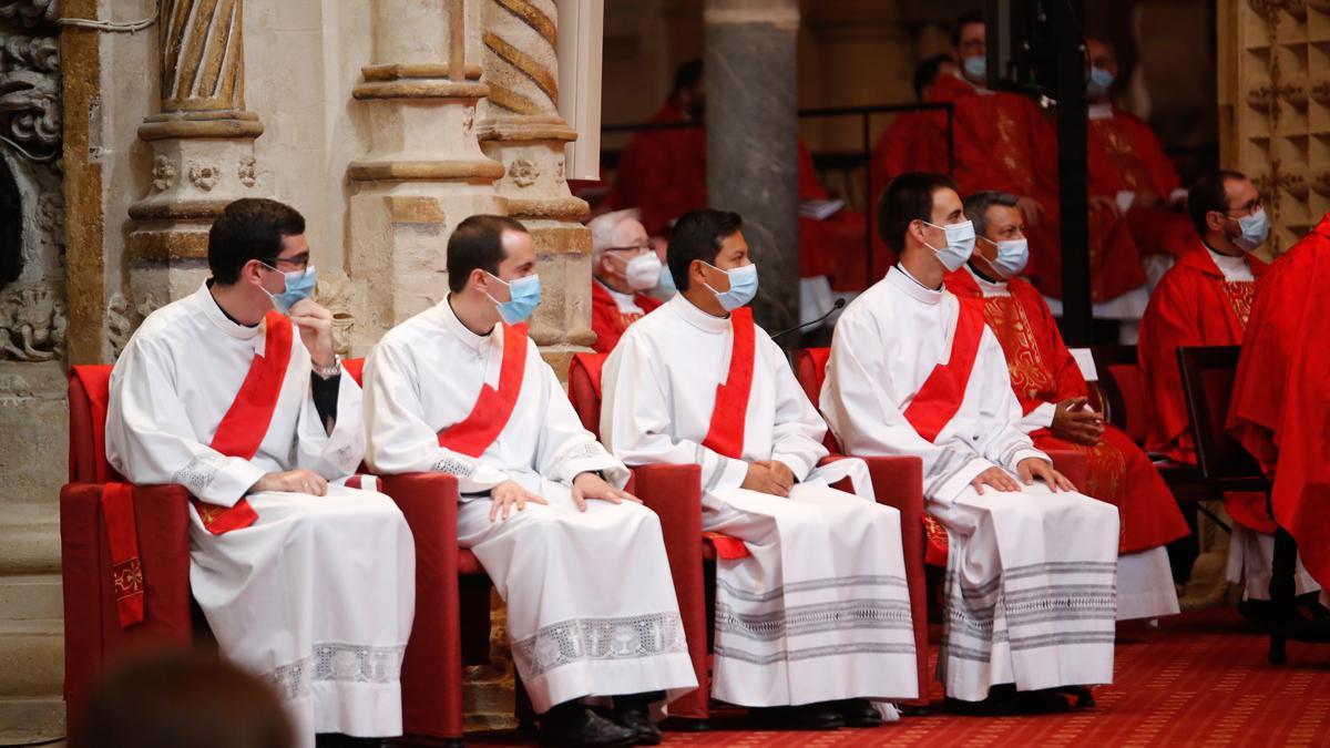 El obispo de Córdoba ordena a siete nuevos sacerdotes en la Catedral