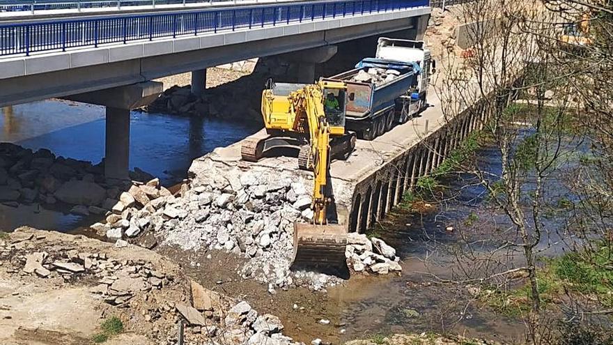 Labores de derribo del puente viejo de Domez de Alba. | Ch. S.