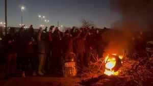 Trabajadores penintenciarios bloquean cárceles catalanas para protestar por la falta de seguridad.