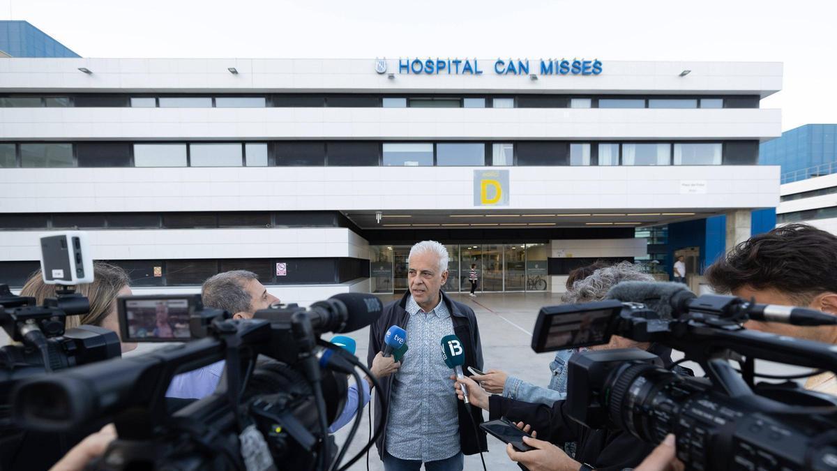 Eduardo Escudero, gerente del Área de Salud de Ibiza y Formentera en rueda de prensa con los medios