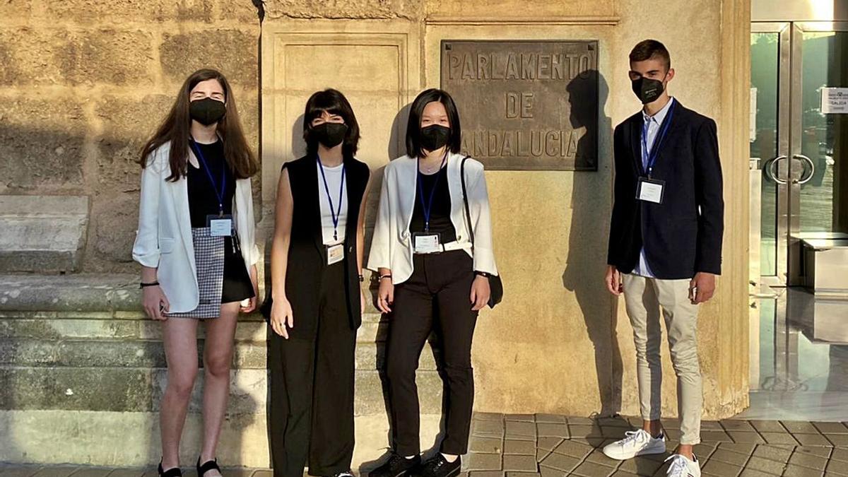 Los cuatros alumnos del IES Averroes que han representado a la provincia de Córdoba en Sevilla.