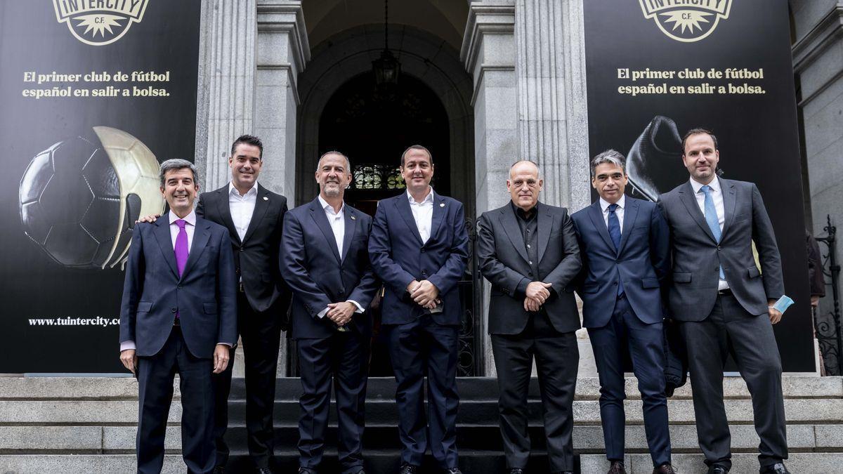 Perfecto Palacio, Salvador Martí y Javier Tebas, en el centro de la imagen, el día de la salida a Bolsa del Intercity.