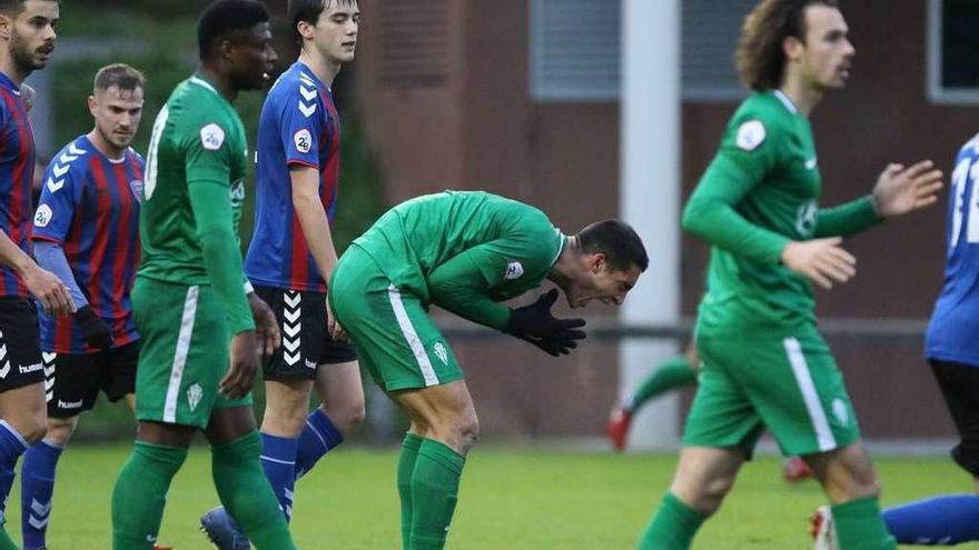 Pablo Fernández se lamenta tras una jugada del Sporting B en el partido ante el Leioa, en presencia de Neftali y Pelayo Suárez.