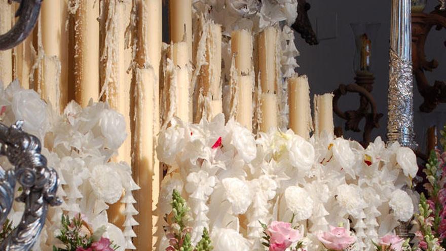 Orfebrería, flor natural, flor de cera y luz de vela para la Madre de Dios.