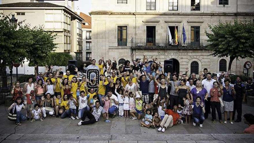 Niños, adultos e internos participantes en la campaña.