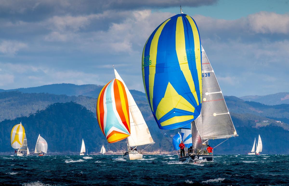 Un momento de la regata inaugural de la Interclubes Ría de Pontevedra.