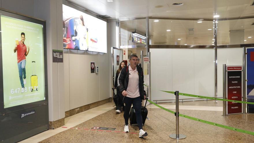 VÍDEO: Así fue la llegada del Real Oviedo a Asturias tas la debacle en Sevilla y el despido de Luis Carrión