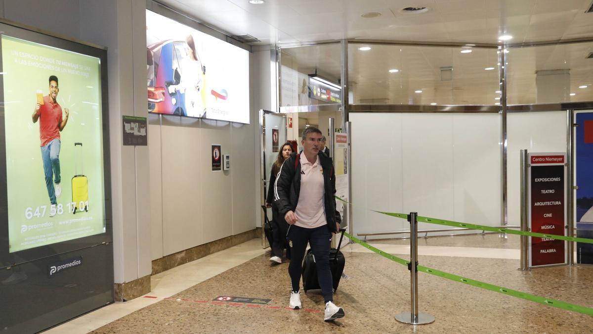 VÍDEO: Así fue la llegada del Real Oviedo a Asturias tas la debacle en Sevilla y el despido de Luis Carrión