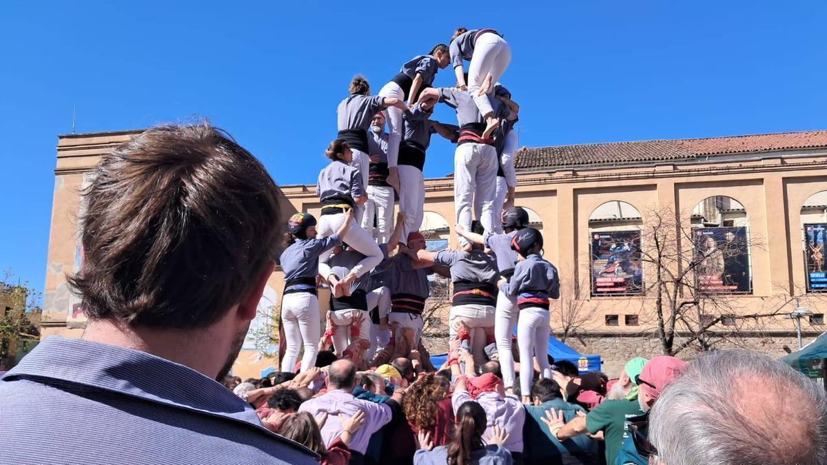 Els Tirallongues aixecant un castell per la Diada de Rams, a la plaça de Sant Domènec