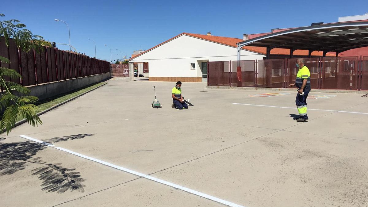 Operarios en el CEIP Morales del Vino. 