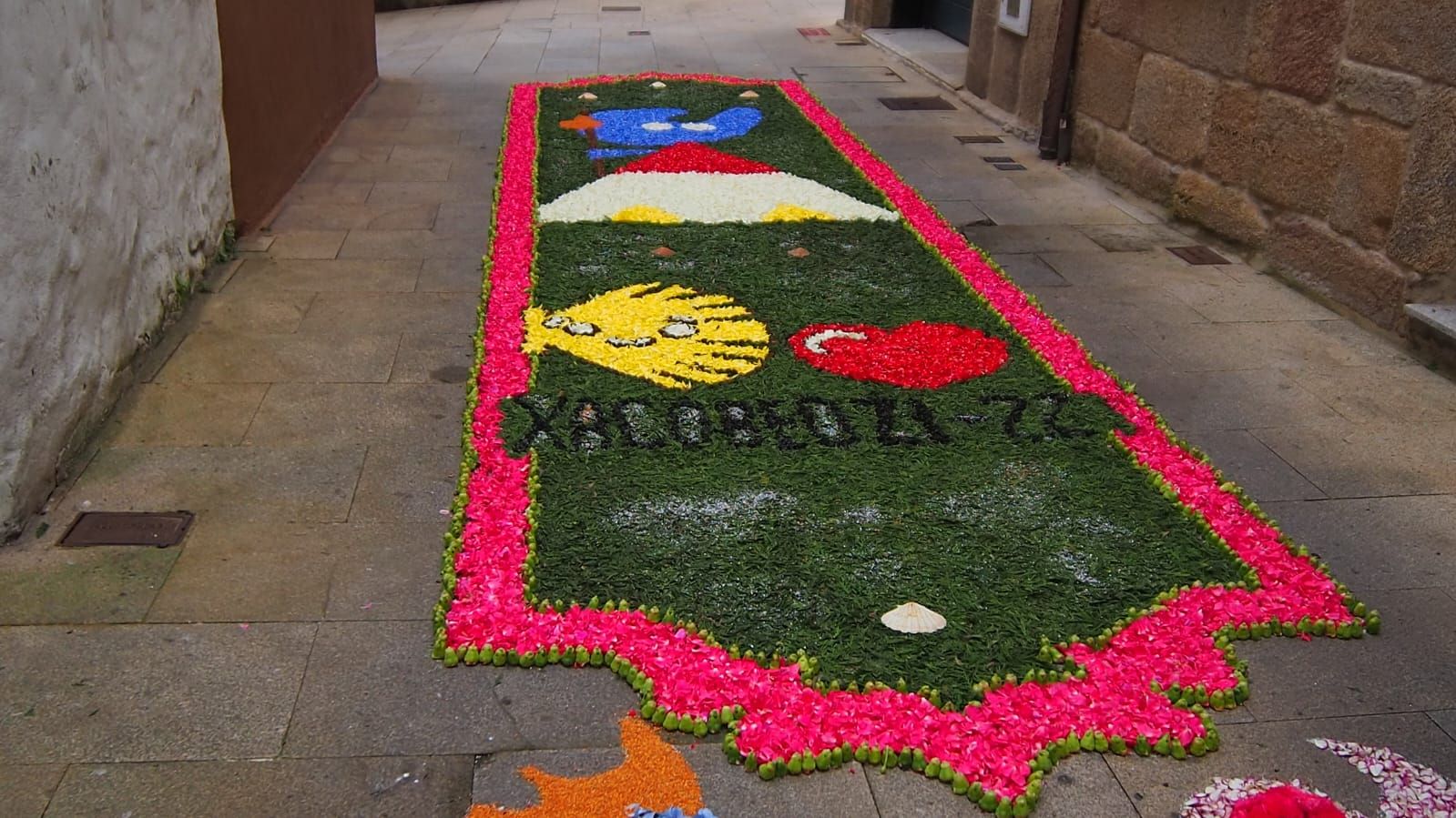 Redondela, cubierta por sus alfombras de flores