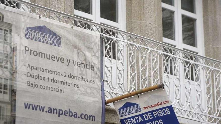 Cartel de pisos en venta en el centro de A Coruña.