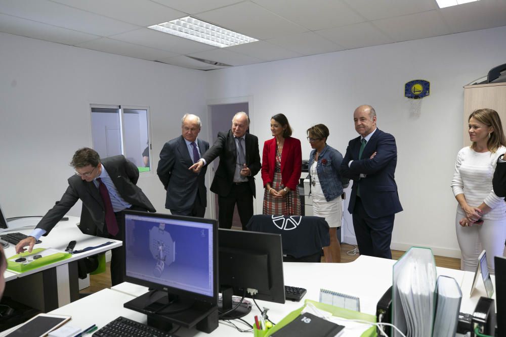 La ministra Maroto visita la empresa de fabricación de piezas aeronáuticas de Binter