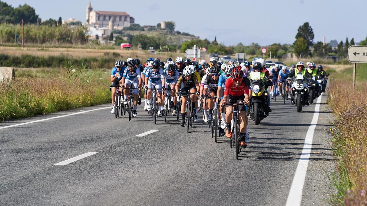El pelotón durante la cuarta y última etapa del Pla de Mallorca, con meta en Ariany