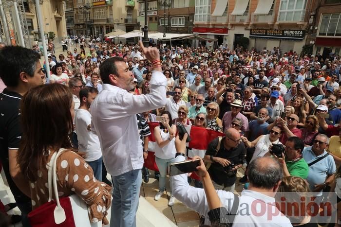 Cientos de personas protestan frente al Ayuntamiento de Cartagena por el pacto entre PP, PSOE y Cs