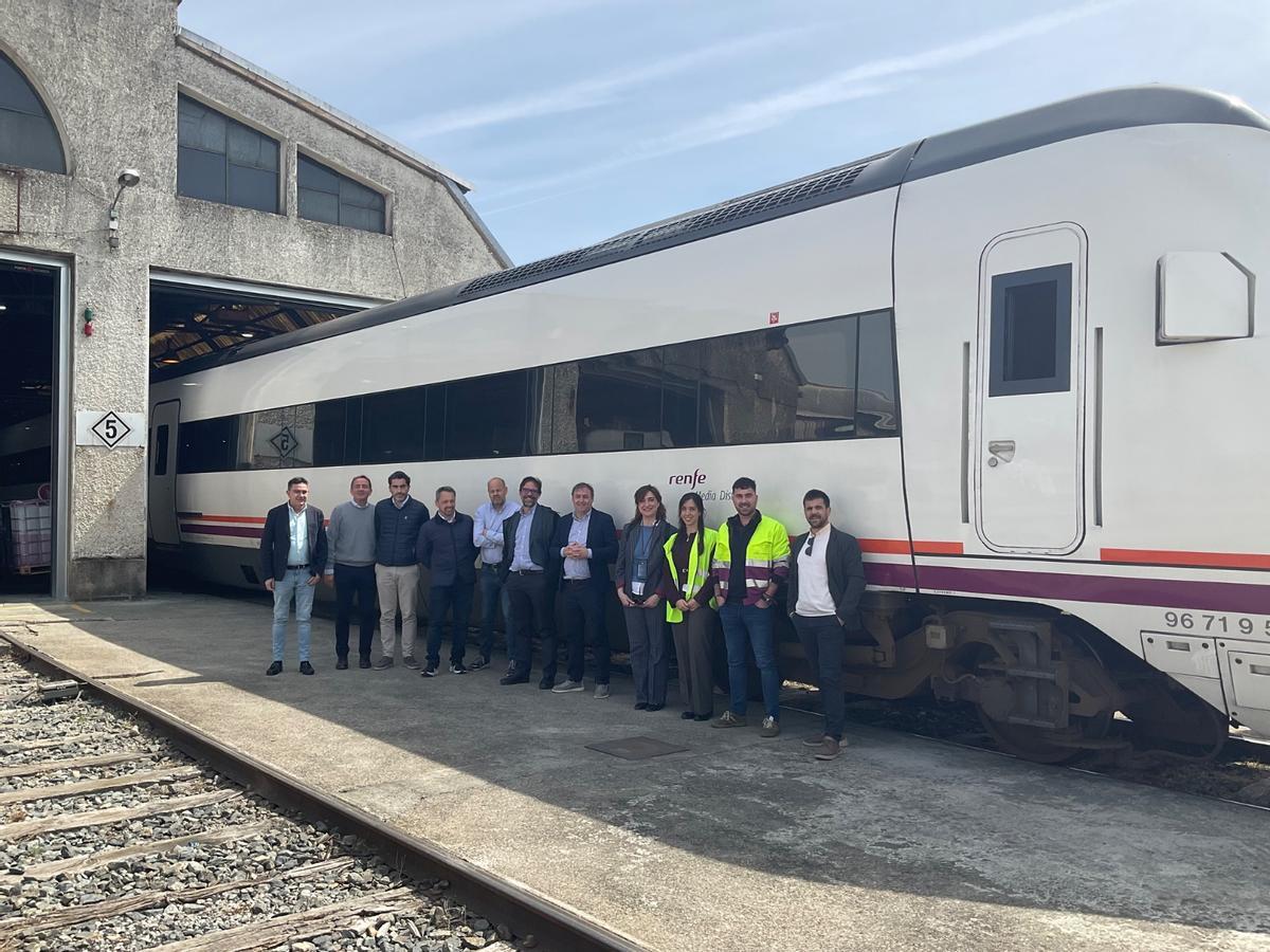 El presidente de Renfe, Álvaro Fernández Heredia, en su visita al taller de Ourense (centro de la imagen)