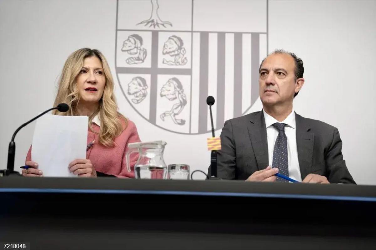 El consejero de Sanidad, José Luis Bancalero, junto a la vicepresidenta Mar Vaquero, este miércoles tras el Consejo de Gobierno.