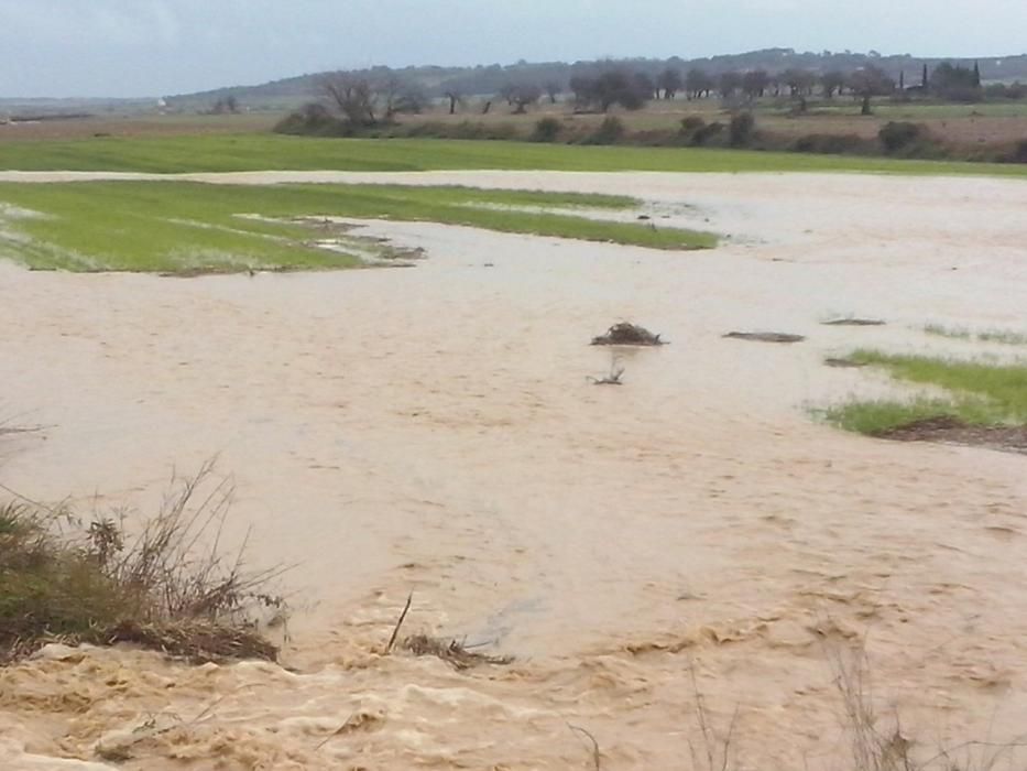 Überschwemmungen nach den heftigen Regenfällen am Freitag (20.1.) auf Mallorca. Ortsweise ging auch Hagel nieder.