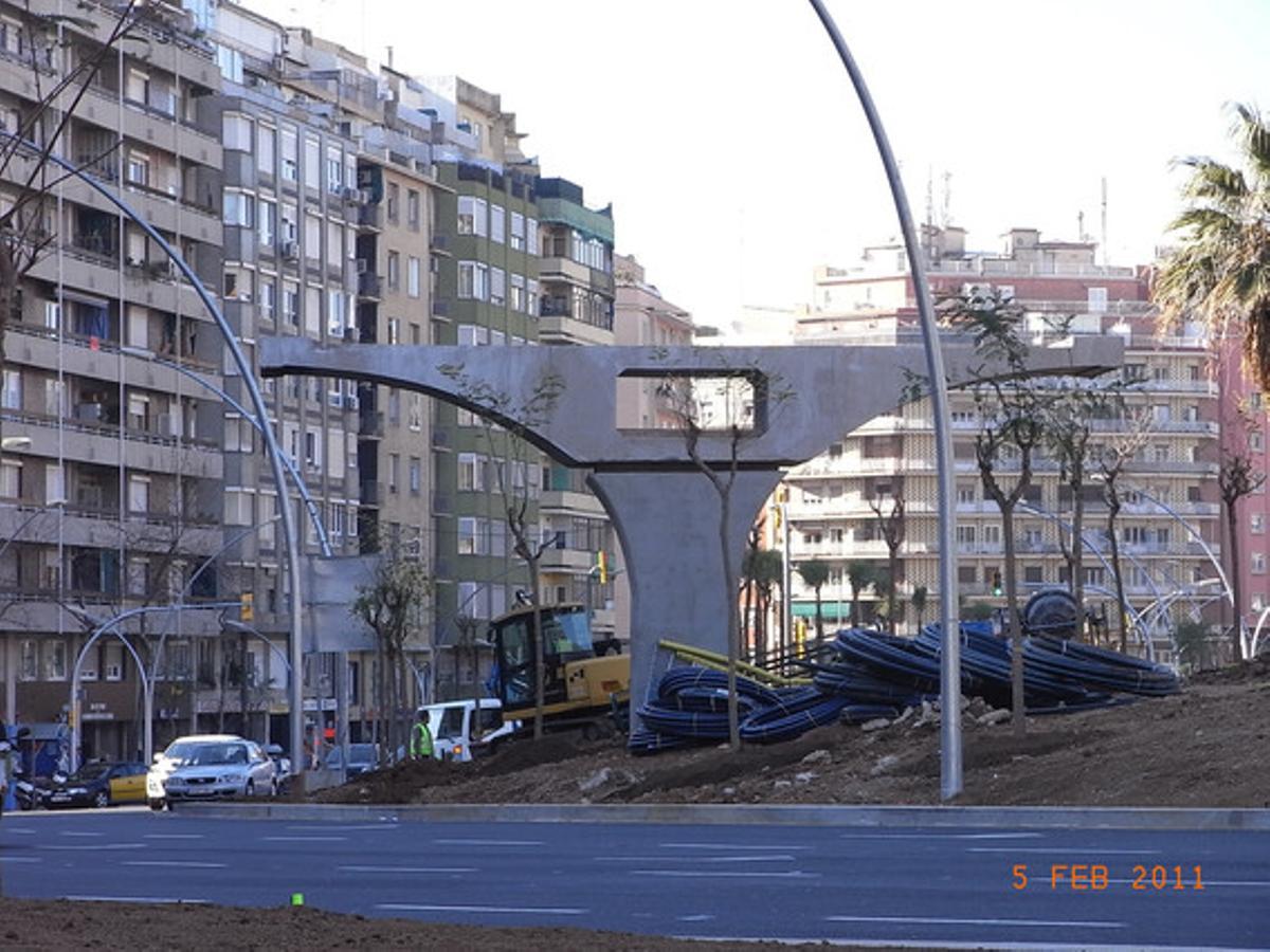 Una nyap en substitueix un altra.Barcelona ha retirat l’estàtua de la Victòria, el símbol franquista del passeig de Gràcia a l’altura de la Diagonal. En una altra part de la ciutat, i després de llargues reivindicacions, l’ajuntament també va canviar la imatge d’un nyap arquitectònic que partia en dos un barri, però un altre nyap l’ha substituït, ja que a algú se li va ocórrer erigir aquesta bufetada visual (40 tones de formigó) a la cruïlla del carrer de Lepant amb la ronda del Guinardó.