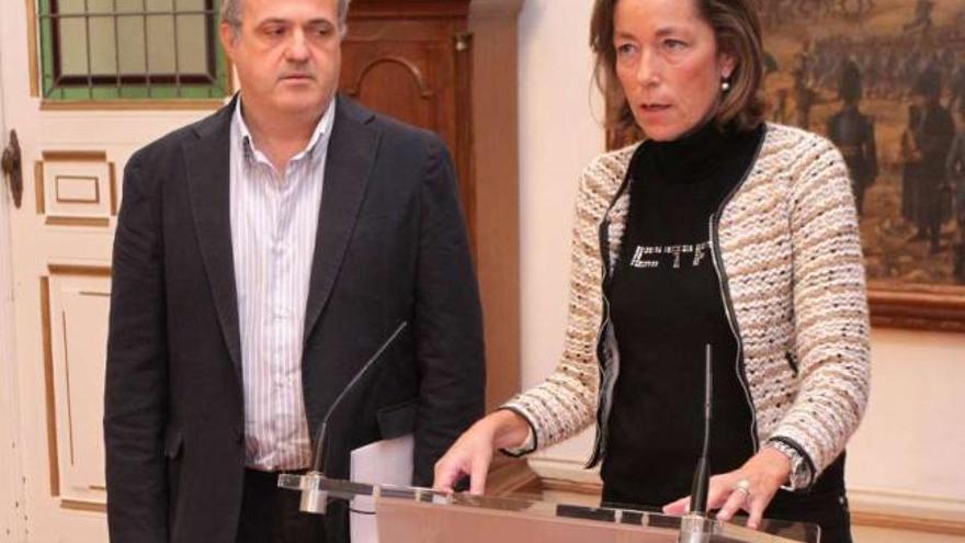 El concejal de Hacienda, Roberto Coira, y la teniente de alcalde del área, Rosa Gallego, ayer. / la opinión