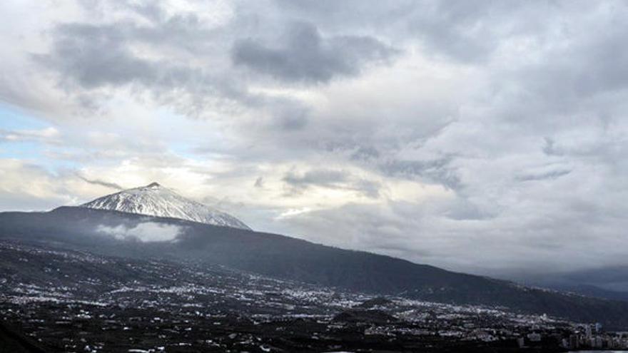 El Teide nevado visto desde la costa norte.