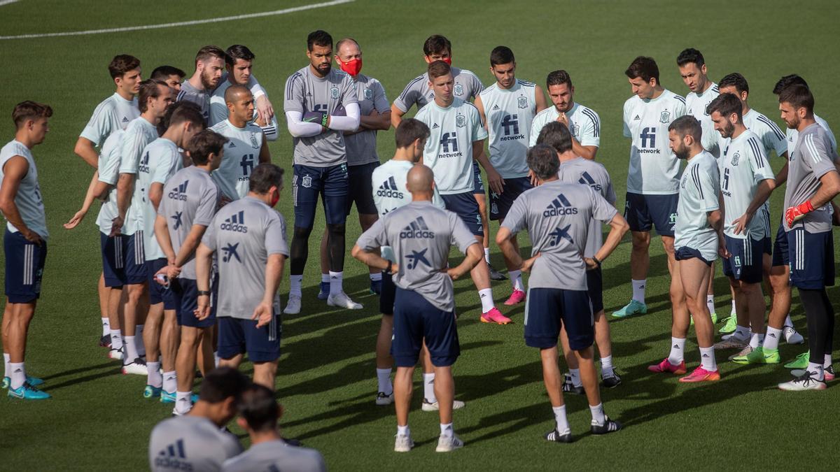 La selección española, al comienzo del entrenamiento del pasado día 3, en la Ciudad del Fútbol de Las Rozas