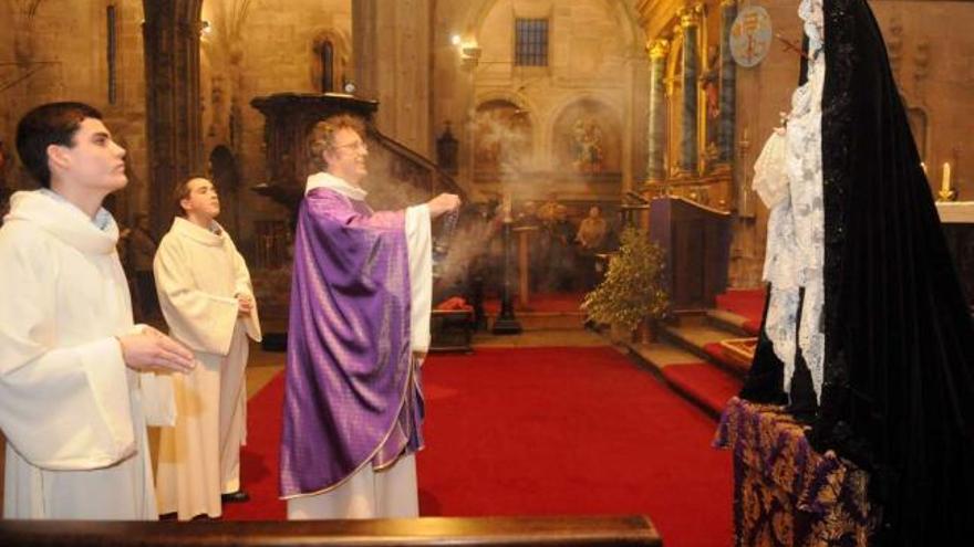 La imagen de la Virgen de la Soledad presidió ayer el oficio religioso que se celebró en la basílica de Santa María. // Gustavo Santos