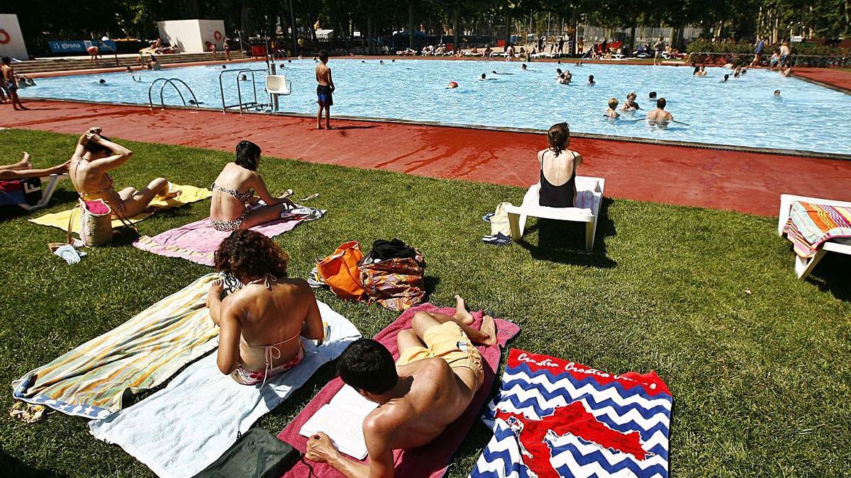 La piscina municipal de la Devesa, en una imatge d’arxiu. | ANIOL RESCLOSA