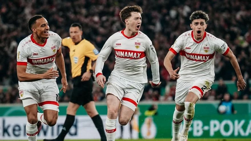 Angelo Stiller, en el centro, celebra un gol del Stuttgart la pasada temporada